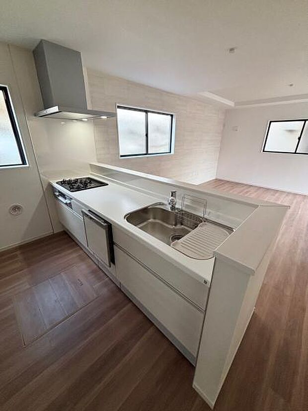 目線が抜けるオープンキッチン。家族とコミュニケーションを取りながら日々のお料理を楽しめます。