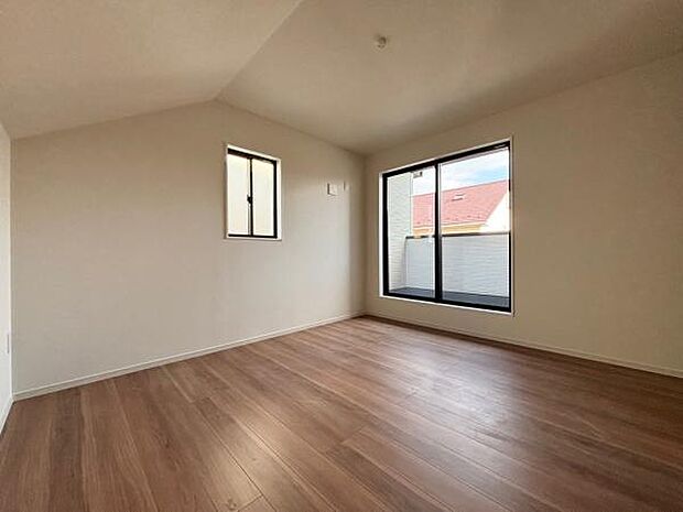 2階は4部屋の間取り。一番広い主寝室は、開放的で伸び伸びできる一室です。