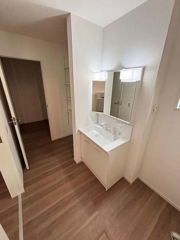 洗面スペースを広く取った間取りが魅力の一つ♪洗濯、リネン庫、ファミリークロークと衣類が一貫しています。