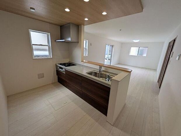 上部の折下げ天井等、デザイン性にもこだわっています。