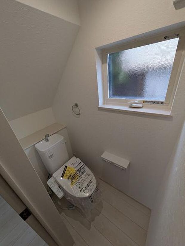 大きな窓があり、採光も取り入れることができるお手洗い空間です。