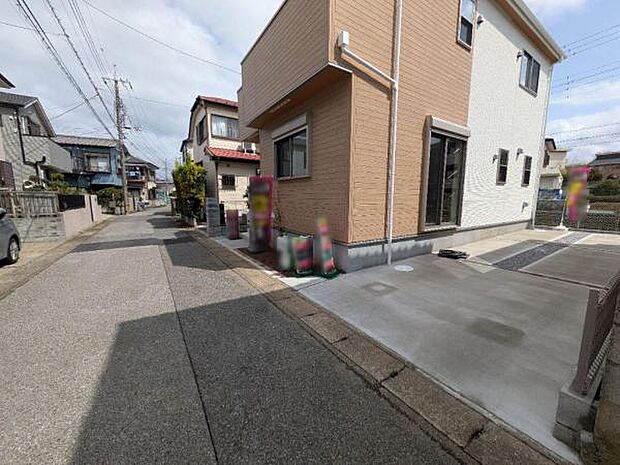 南側にカースペース。プライベートも陽当りも確保の限定1棟。