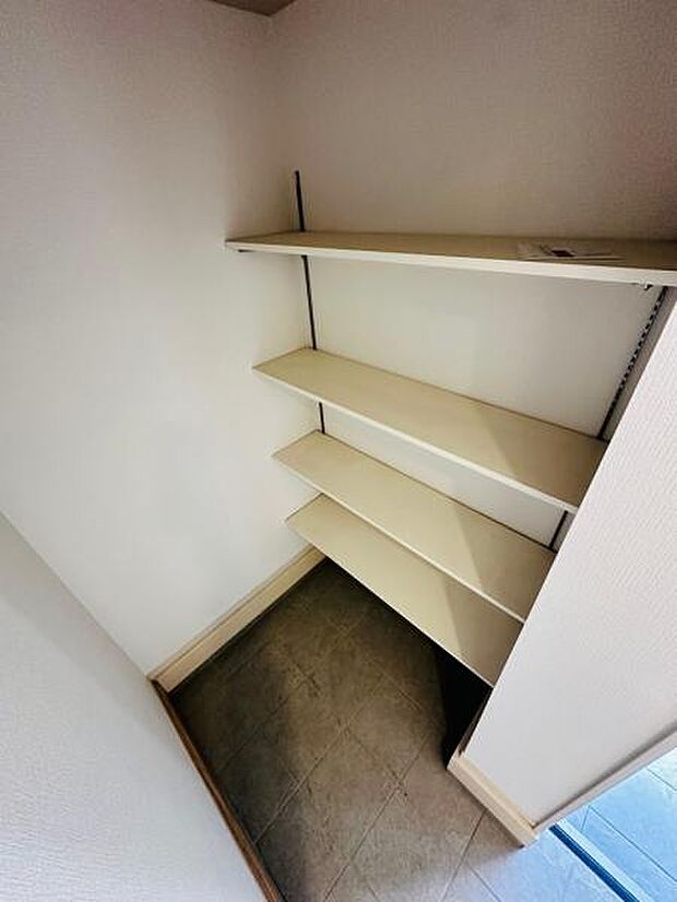 SICは汚れた荷物やベビーカー、雨に濡れた傘などの収納に便利です。