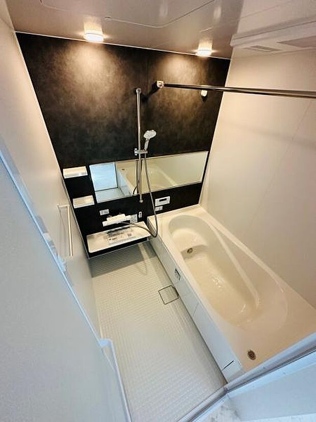 半身浴も楽しめる浴室です。寒い日でも安心の浴室乾燥暖房機も付いています。