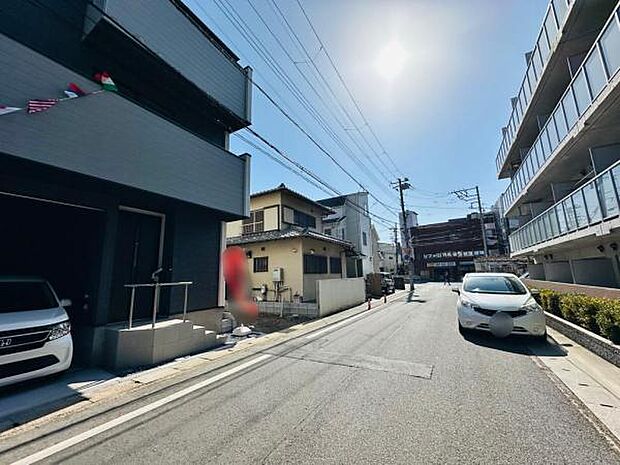 2/23撮影 ビルトイン車庫でも安心の広々前面道路。