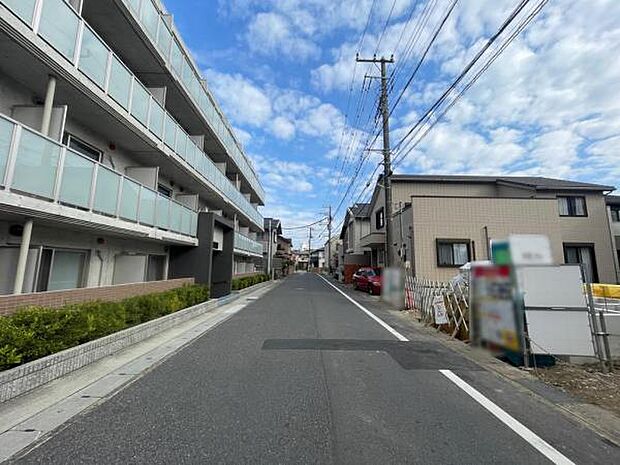 11/8撮影 前面道路はご覧の広さ。周辺は一方通行道路等があり、比較的交通量は少ないです。