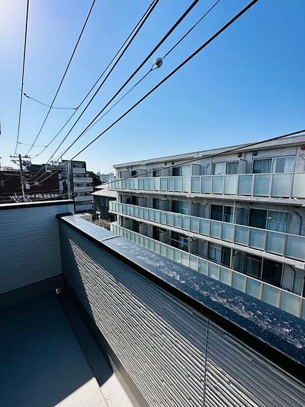 3階バルコニーは遮るものも無く、日当たり良好です。