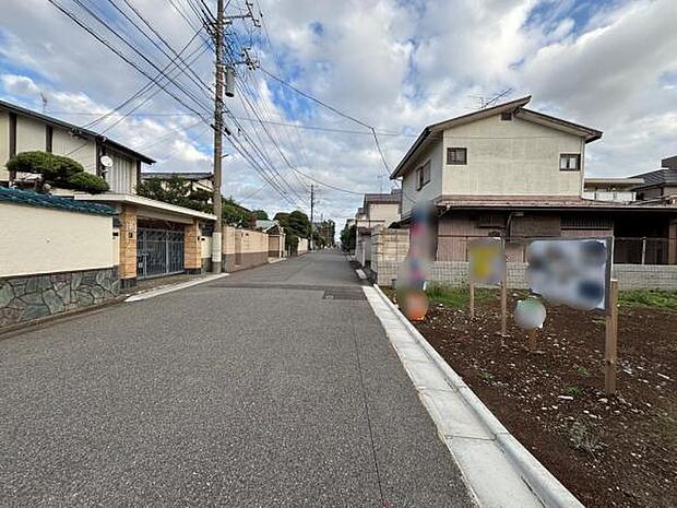 前面道路は6.0m。車のすれ違いも可能で安心です。