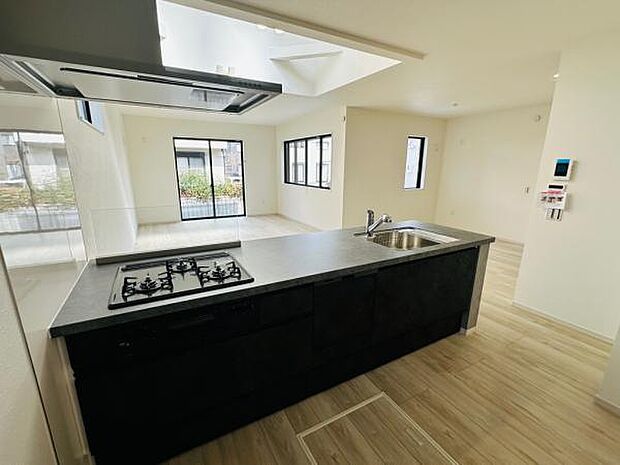 シックなブラックカラーでまとめられた、食洗機付きのペニンシュラキッチン。建売でありながら、デザインや機能にもこだわっています。