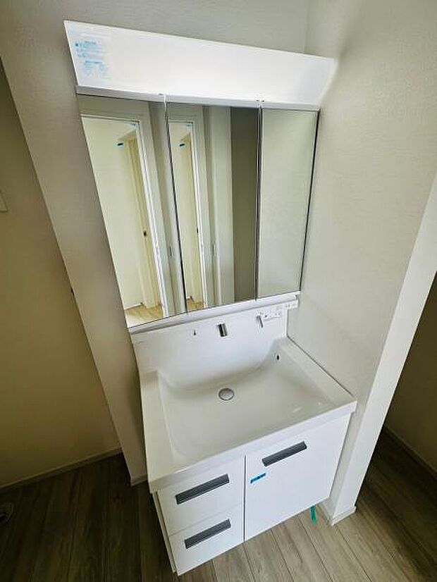 開けると大容量の収納、閉めると3面鏡で見た目もすっきり。シンプルで清潔感があります。