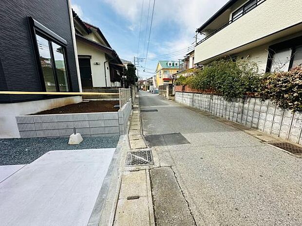 前面道路は交通量も少なく安心です。