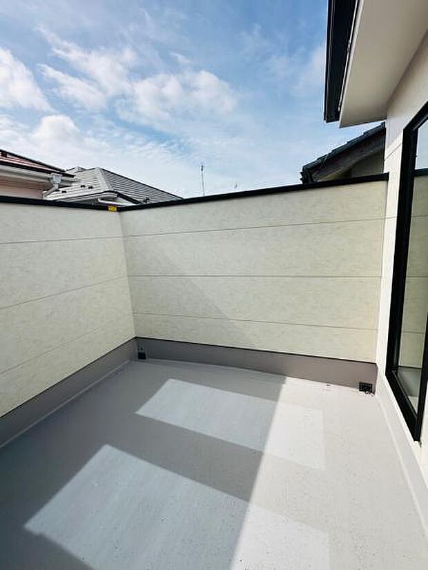 奥行きがあって広々としたバルコニー。南側で陽当たりも良好です。