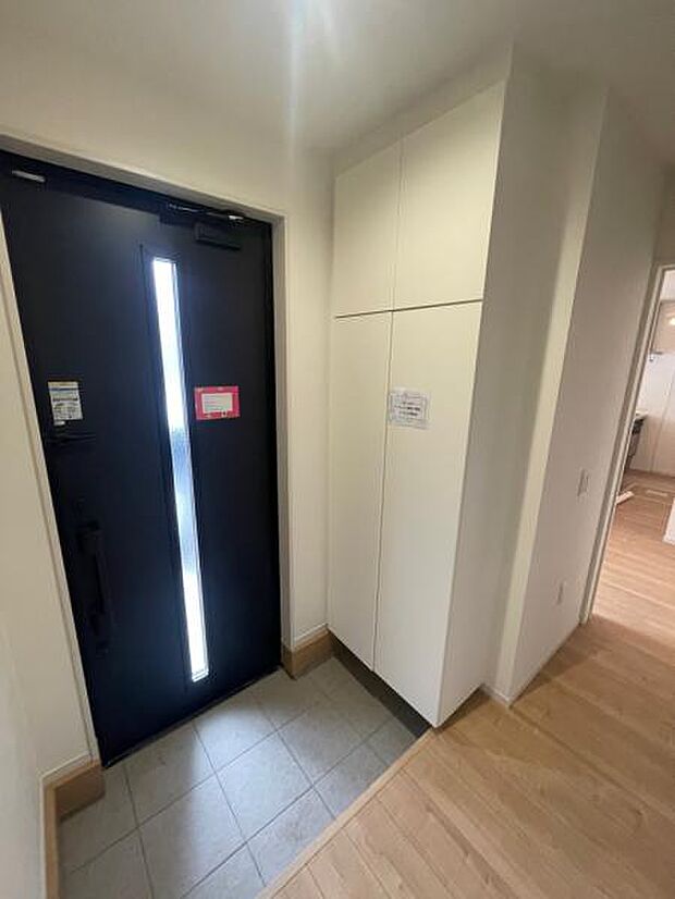 家族を迎える玄関はスッキリな印象。無駄スペースがありません。