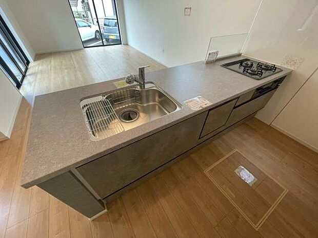 高級感をイメージさせるグレーを採用したキッチン。家族が見えるオープンキッチン。