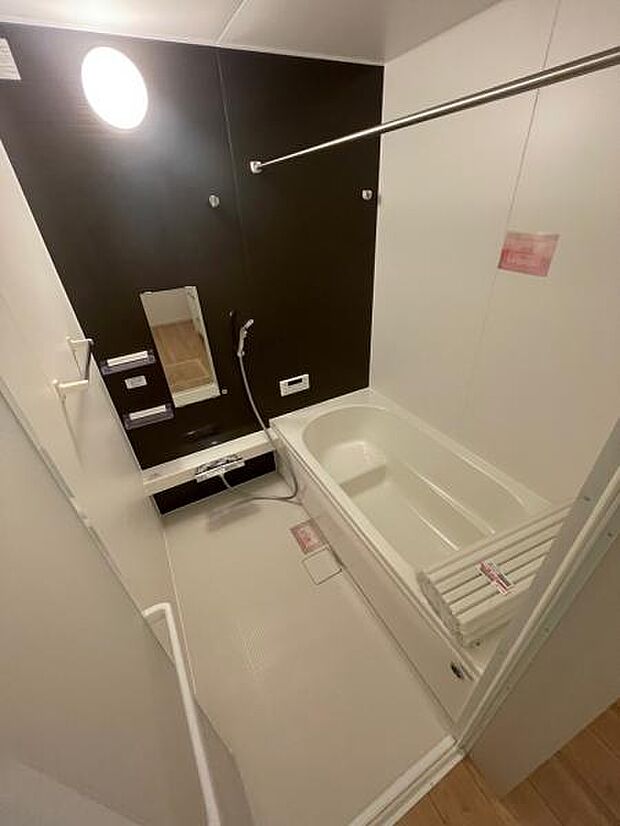 浴室暖房換気乾燥機のついた半身浴ステップ付きのバスタブ。浴槽内ステップは節約も叶います。