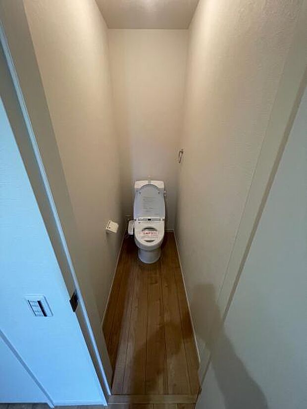 しっかり奥行とれたトイレ。玄関前なので、お子様が小さい時は