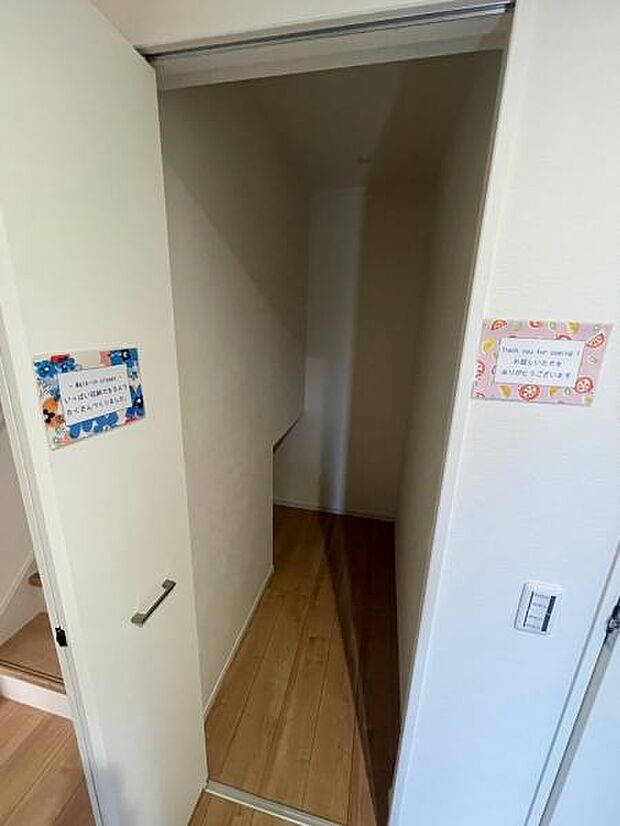 1階玄関開けると目の前にご覧の収納空間が。掃除グッズやストック、季節物など何でも収納できます。