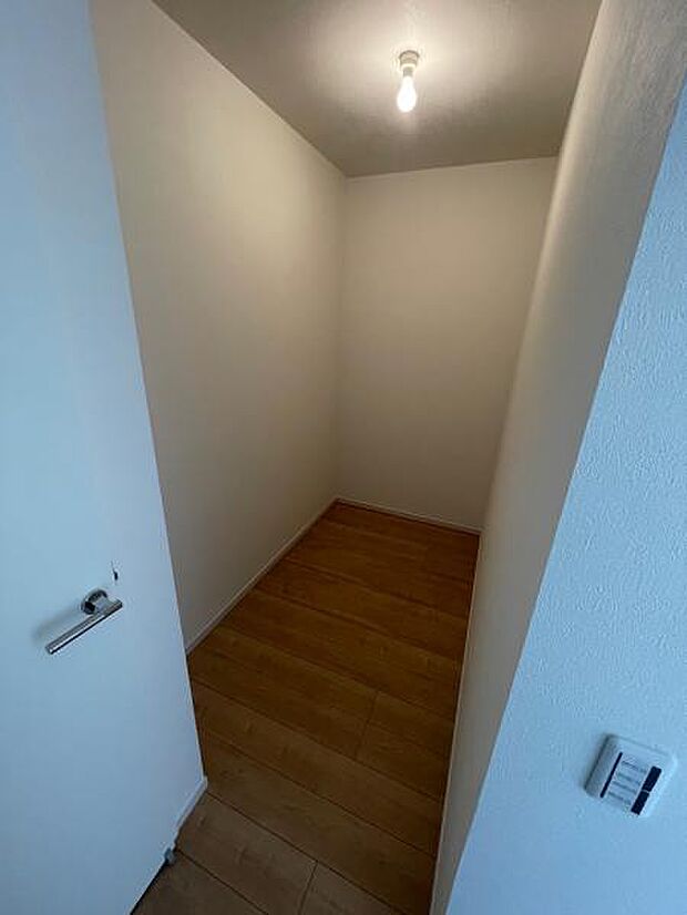 9.3帖の入口横に配置された扉なしのオープン収納空間。奥行もあり収納力ある頼れる空間。