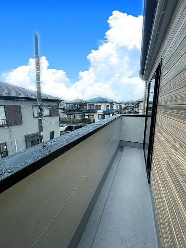 幅いっぱいのバルコニーは洗濯物大量干しが叶います。前面棟なしで陽当り良好。