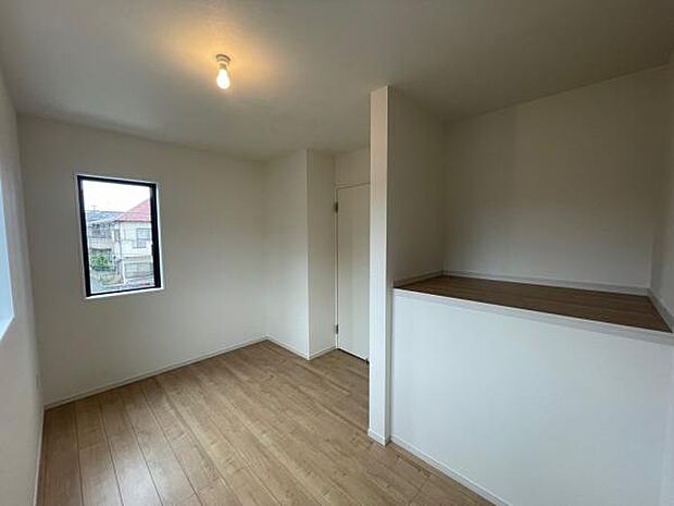 収納棚のある5.7帖洋室。ワンアクションで取れるオープン収納が日常を便利に。