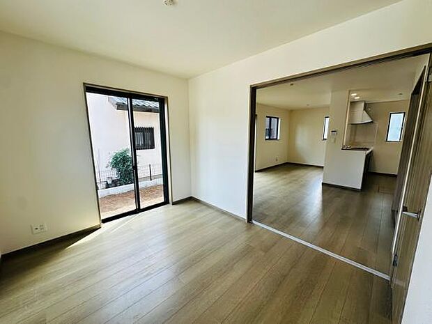 扉を開けると広々空間のLDK横洋室。キッチンからも目が行き届くので、子供部屋にも最適です。