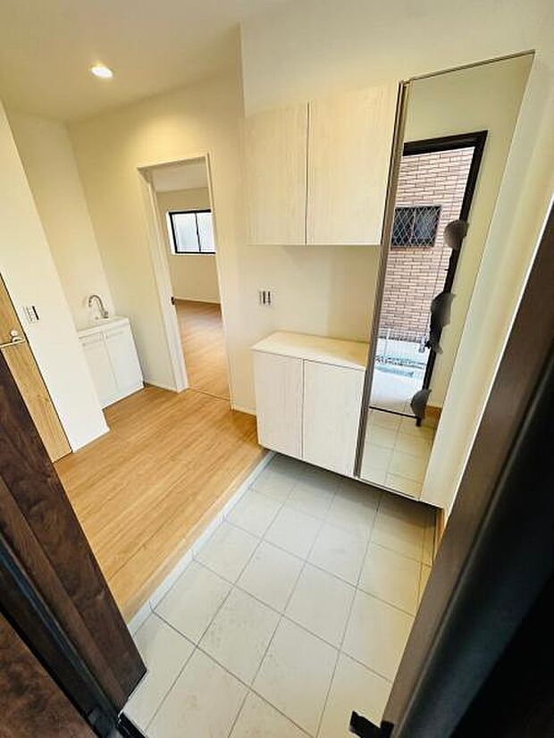 玄関スペースは十分な広さがあり、複数人の帰宅でも混雑しません。