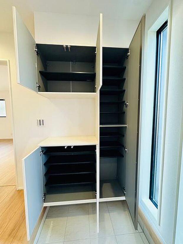 コの字型のシューズボックスは容量豊富。姿見もついております。