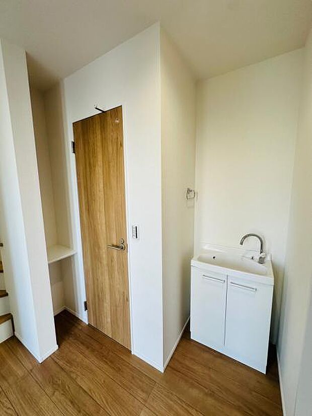 帰宅後すぐに手洗い可能な玄関洗面器です。トイレの横にちょっとした収納も付いています。