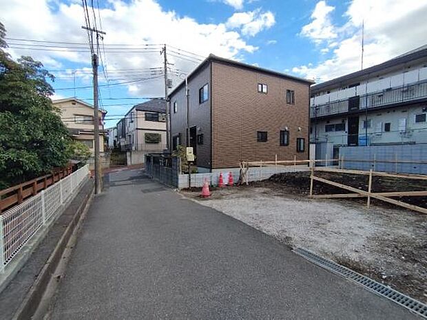 前面道路は4.0m。閑静な住宅地にあり、交通量も少なく安心です。