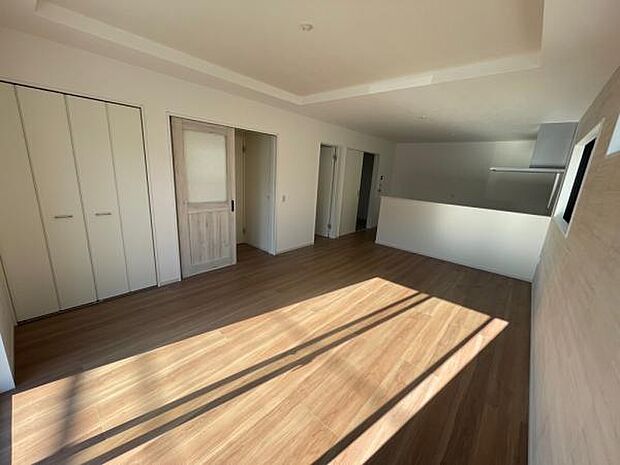 ナチュラルな折り上げ天井を採用した17帖の広さがるLDK。