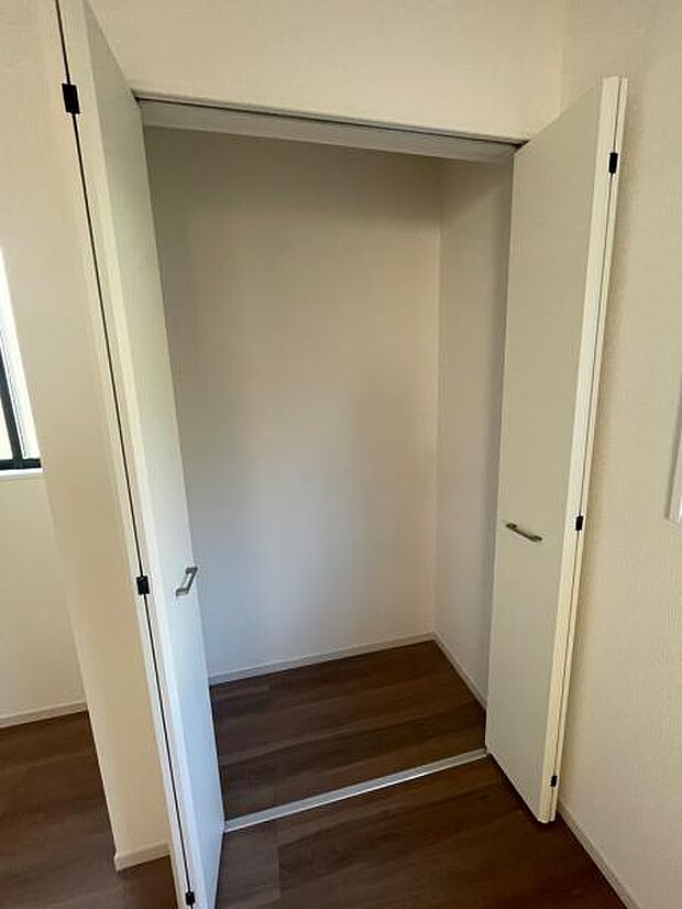 洋室収納内にチェストを置いてみるのはいかがでしょうか。お部屋がスッキリします。