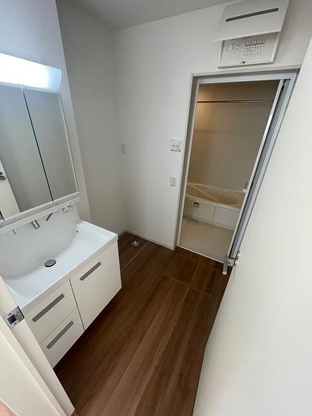 中心にある洗面脱衣室。そのためどのからもアクセス良く動線良好。