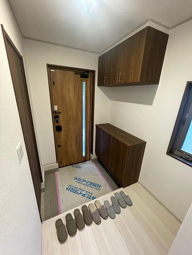 4号棟 シューズボックスのほか、シューズクローゼットがついている玄関。収納豊富です。