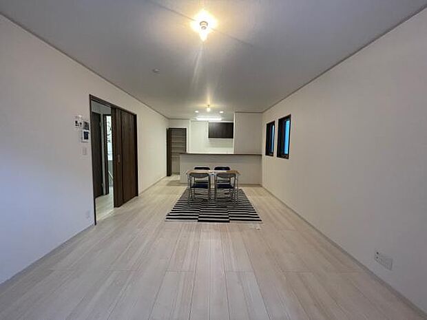 2号棟 家具の配置もしやすいLDK。奥行きの感じられる広々空間です。