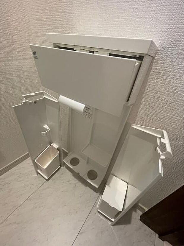 2号棟 トイレにはご覧の収納。掃除用具やサニタリーグッズなどきれいに収納できます。