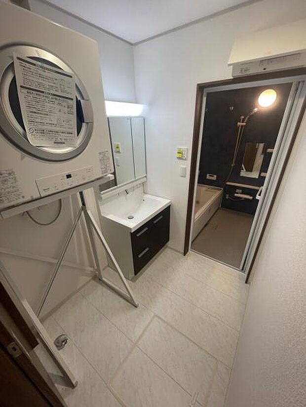 2号棟 洗濯機を置いてもじゅうぶんな広さのある洗面所。乾燥機が完備されており大量の洗濯物も安心です。