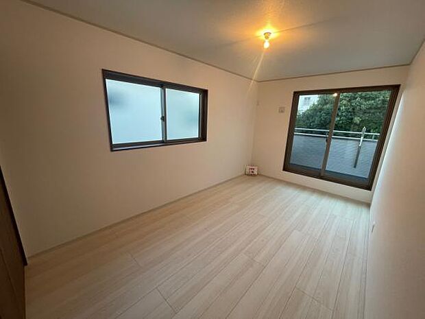 4号棟 夫婦の寝室としても使える、7.5帖の洋室です。バルコニーに出入りもできます。