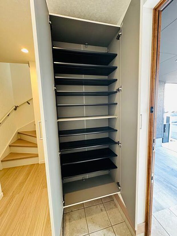 縦型のシューズボックスは容量豊富。棚の高さを変えることもできます。