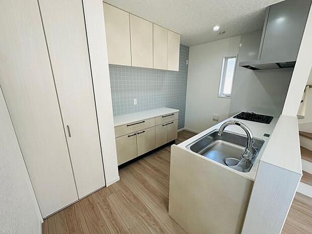 キッチンにはカップボード標準装備。調理家電を置く場所もあります。