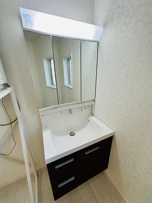 人気の三面鏡タイプの洗面台です。鏡の裏にも棚があるので収納豊富です。