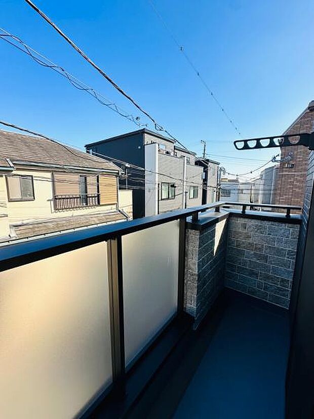 バルコニーは遮るものも無く、日当たり良好です。