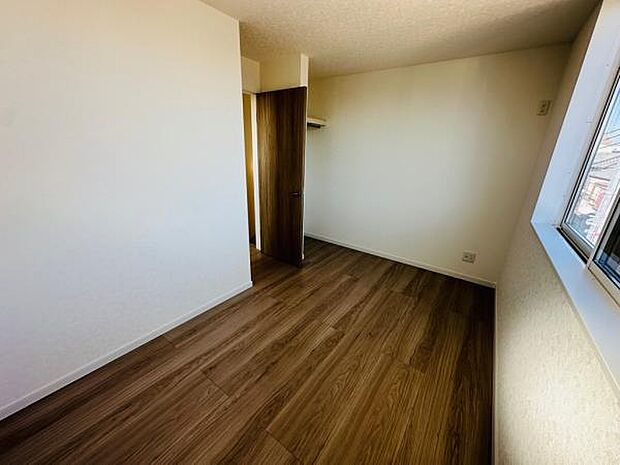 夫婦の寝室としても十分な広さのある、5.6帖の洋室です。