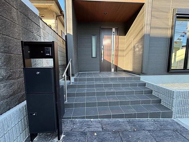 1号棟 駐車スペースから上がったところが広めの玄関ポーチとなっています。雨の日等にも嬉しいスペースです。