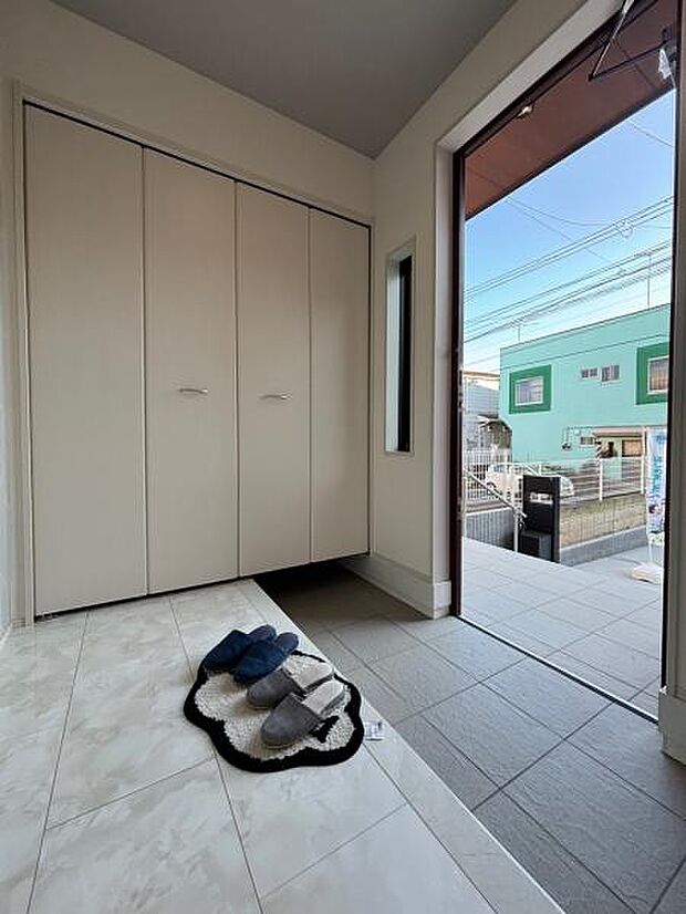 2号棟 扉の付いた大容量のシューズボックスがあり、家族皆の靴がしっかりと入ります。