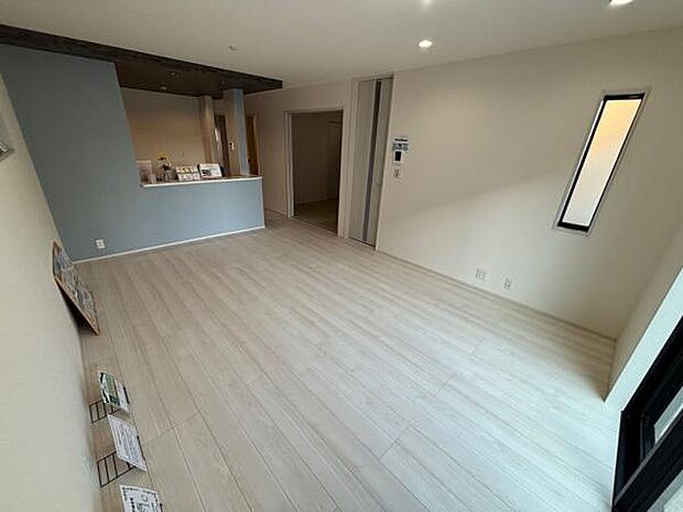 2号棟 16帖のリビングに和室が併設されており、広々ゆったりできる空間です。