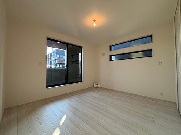 2号棟 インナーバルコニーに出れる主寝室。広々として明るく、夫婦の寝室としてお使いいただけます。