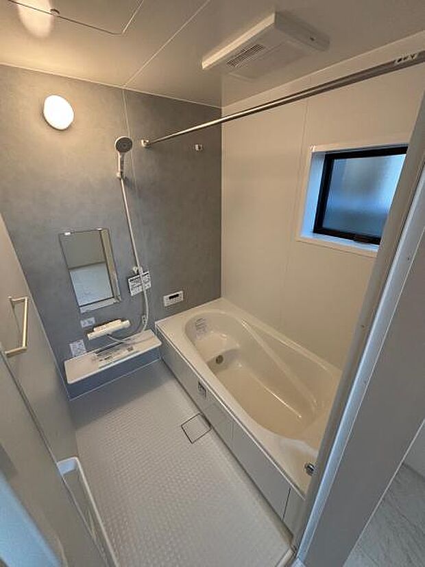 1号棟 1坪風呂で足を伸ばしてリラックス♪爽やかなカラーリングで目にも優しいです。