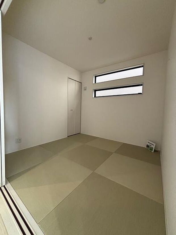 2号棟 キッチン横にある和室で、家事をしながらでも目に入る配置です。来客時にもなにかと嬉しい和室です。