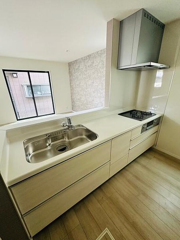 家族と目線を合わせて会話が楽しめるキッチン。ホワイトの作業台で清潔感がありますね。