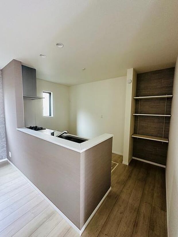 キッチン横には収納棚が備えられていて便利。キッチン壁も色合いが綺麗です。